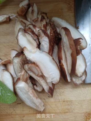 菜芯香菇炒蛋的做法步骤：1