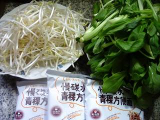 绿豆芽鸡毛菜拌青稞方便面的做法步骤：1