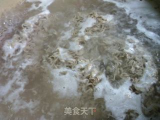 绿豆芽鸡毛菜拌青稞方便面的做法步骤：2