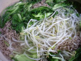 绿豆芽鸡毛菜拌青稞方便面的做法步骤：3