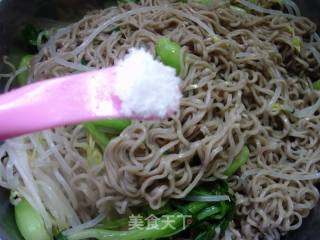 绿豆芽鸡毛菜拌青稞方便面的做法步骤：5