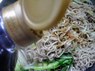 绿豆芽鸡毛菜拌青稞方便面的做法步骤：6