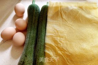 丝瓜豆腐皮鸡蛋汤的做法步骤：1