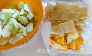 丝瓜豆腐皮鸡蛋汤的做法步骤：3