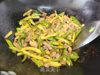 西葫芦炒鸡肉丝的做法步骤：6