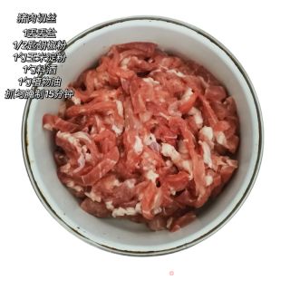 鱼香肉丝的做法步骤：1