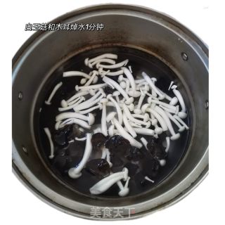 菌菇炒肉的做法步骤：3