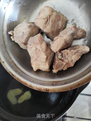 小白冬瓜玉米龙骨汤的做法步骤：1