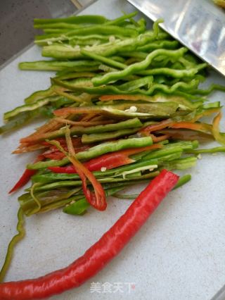 螺丝椒拌猪耳的做法步骤：2