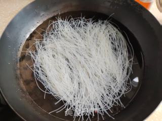 豇豆包菜鸡蛋炒米面的做法步骤：1