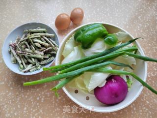 豇豆包菜鸡蛋炒米面的做法步骤：2