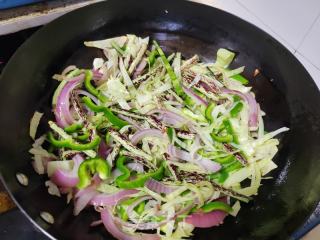 豇豆包菜鸡蛋炒米面的做法步骤：7