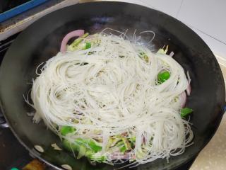 豇豆包菜鸡蛋炒米面的做法步骤：8