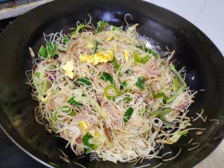 豇豆包菜鸡蛋炒米面的做法步骤：9