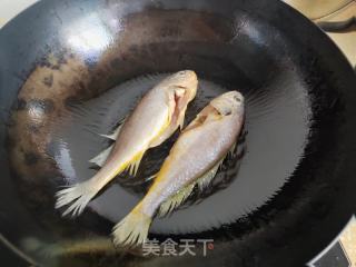 红烧小黄鱼的做法步骤：2