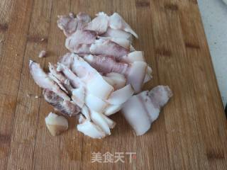 黄花菜青椒炒回锅肉的做法步骤：1
