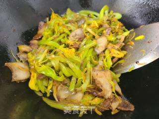 黄花菜青椒炒回锅肉的做法步骤：4