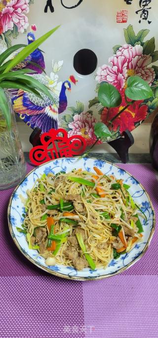 瘦肉香葱绿豆芽炒竹升面的做法