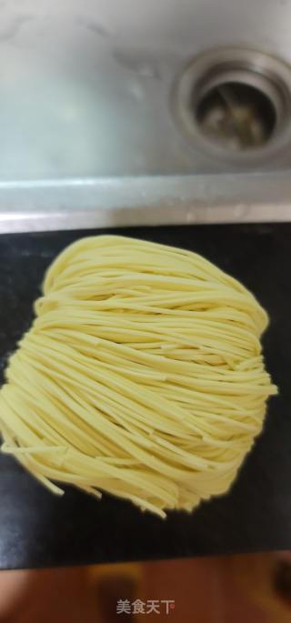 瘦肉香葱绿豆芽炒竹升面的做法步骤：1