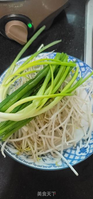 瘦肉香葱绿豆芽炒竹升面的做法步骤：2