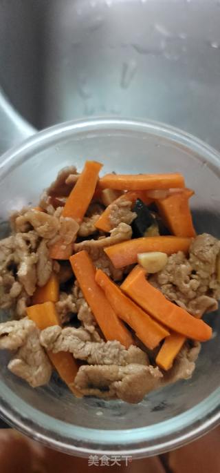 瘦肉香葱绿豆芽炒竹升面的做法步骤：3