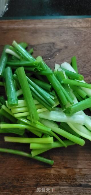 瘦肉香葱绿豆芽炒竹升面的做法步骤：4