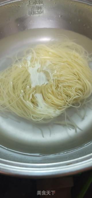瘦肉香葱绿豆芽炒竹升面的做法步骤：5
