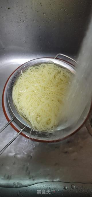 瘦肉香葱绿豆芽炒竹升面的做法步骤：6