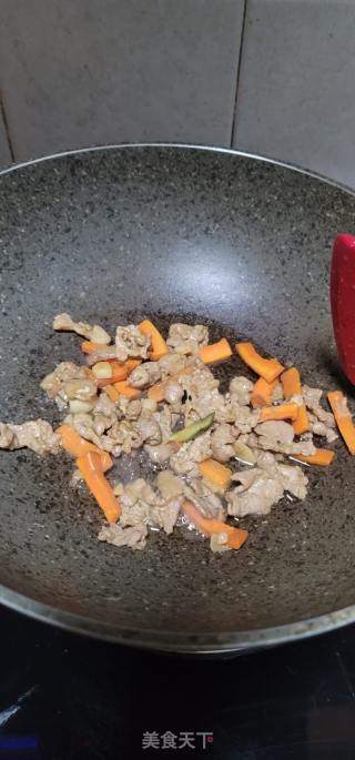 瘦肉香葱绿豆芽炒竹升面的做法步骤：7