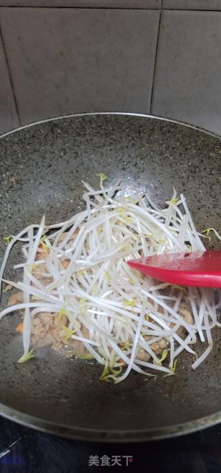 瘦肉香葱绿豆芽炒竹升面的做法步骤：8