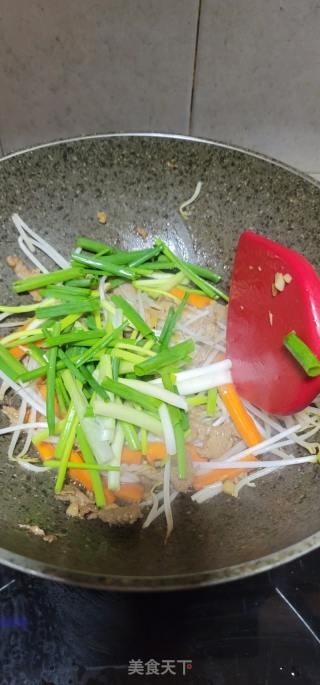 瘦肉香葱绿豆芽炒竹升面的做法步骤：9