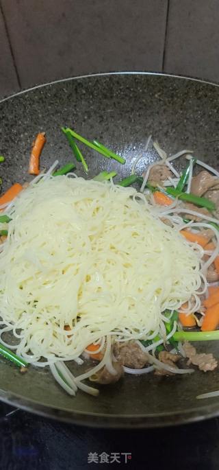 瘦肉香葱绿豆芽炒竹升面的做法步骤：10