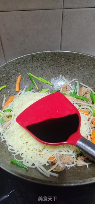 瘦肉香葱绿豆芽炒竹升面的做法步骤：11