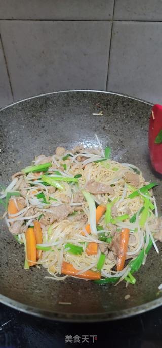 瘦肉香葱绿豆芽炒竹升面的做法步骤：12