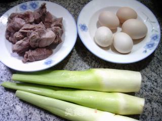 鸡蛋茭白烧排骨的做法步骤：1