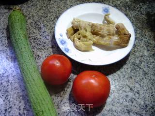 羊尾笋番茄丝瓜汤的做法步骤：1