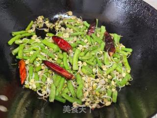 豇豆炒绿豆芽的做法步骤：6