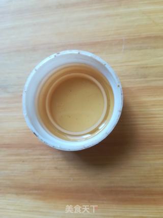 炸黑白芝麻油饼的做法步骤：1