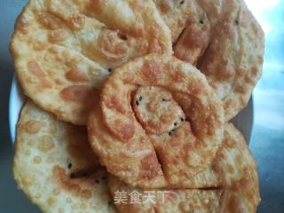 炸黑白芝麻油饼的做法步骤：12