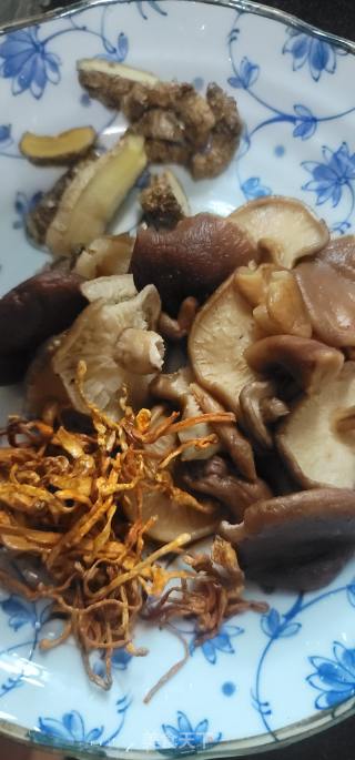 香菇虫草花乌鸡汤的做法步骤：2