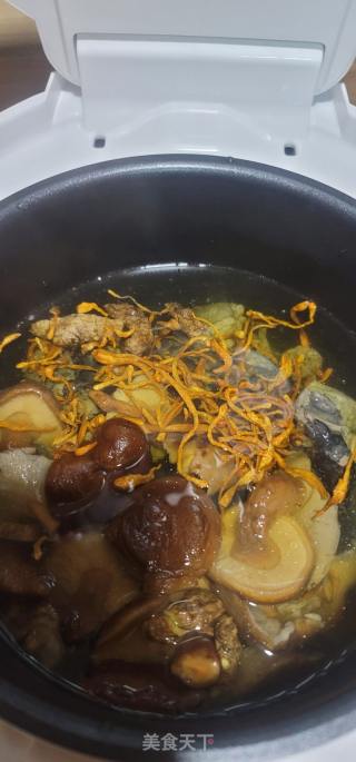 香菇虫草花乌鸡汤的做法步骤：4