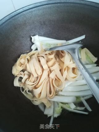 娃娃菜炒豆腐皮的做法步骤：7