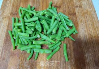 豇豆洋葱拌馓子的做法步骤：1