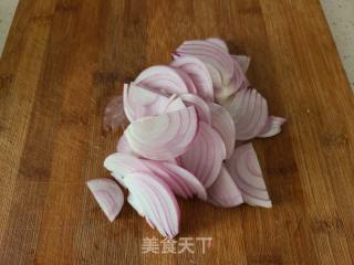 豇豆洋葱拌馓子的做法步骤：2
