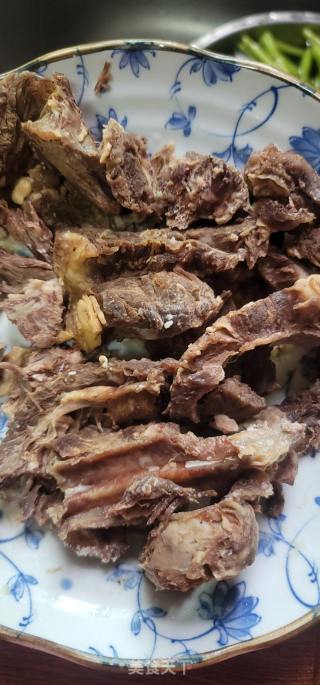 牛排骨肉煲白萝卜的做法步骤：1