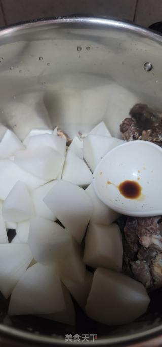 牛排骨肉煲白萝卜的做法步骤：5