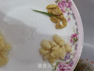 地瓜榨煮鲈鱼的做法步骤：2