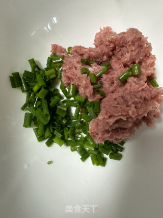 肉末花卷的做法步骤：1