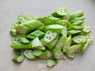 秋葵番茄炒蛋的做法步骤：2