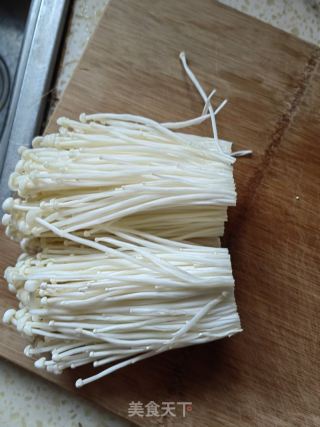 青椒碎拌金针菇的做法步骤：1